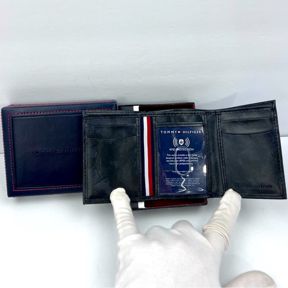 TOMMY HILFIGER, BLACK LEATHER, VALET ALSO LEATHER, TRI FOLD, RFID PROTECTION - Picture 5 of 16